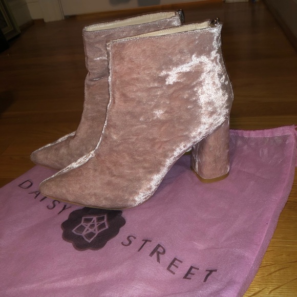 Light pink velvet daisy street heel booties - Picture 3 of 5